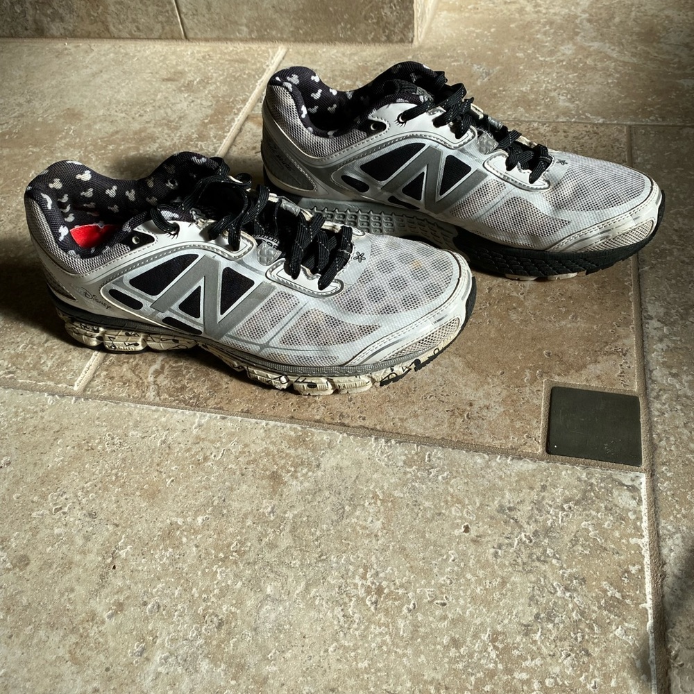 New balance women’s run disney Minnie Mouse shoes.